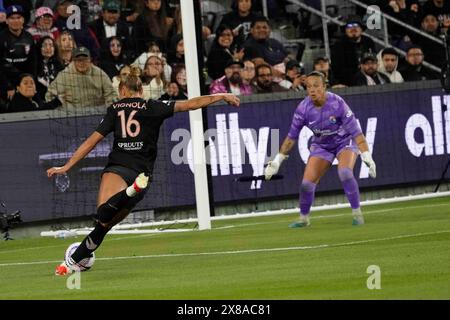 23. Mai 2024: NWSL – National Women's Soccer League – Angel City FC Defenderin M. A, Vignola endet in der ersten Spielhälfte mit einem Torschuss, als San diego Wave FC Torhüterin Hannah Stambaugh zusieht. Angel City FC und der San Diego Wave FC spielten zu einem spannenden Ergebnis ohne Ergebnis, BMO Stadium, Los Angeles, CA, USA, Mai 2023.Credit Image cr Scott Mitchell/ZUMA Press (Credit Image: © Scott Mitchell/ZUMA Press Wire) NUR REDAKTIONELLE VERWENDUNG! Nicht für kommerzielle ZWECKE! Stockfoto