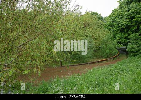 Figgate Burn Park, Edinburgh, Schottland, Großbritannien. Mai 2024. Wege und Promenade unter Wasser rund um den Park, da zwei Tage lang starker Regen den Teich überlaufen hat. Quelle: Arch White/Alamy Live News. Stockfoto