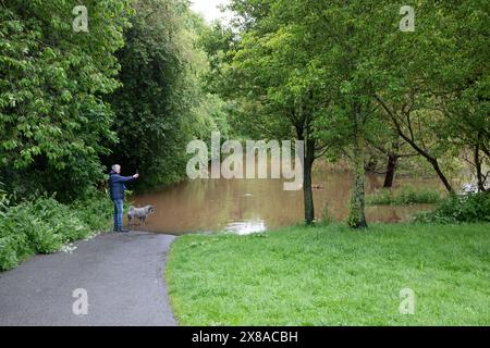 Figgate Burn Park, Edinburgh, Schottland, Großbritannien. Mai 2024. Wege und Promenade unter Wasser rund um den Park, da zwei Tage lang starker Regen den Teich überlaufen hat. Quelle: Arch White/Alamy Live News. Stockfoto