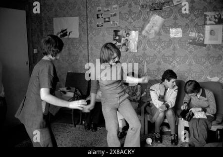 Chiswick Frauenhilfe. Einige Frauen tanzen in der Lounge des alten Palm Court Hotels. Richmond, London, England, ca. Dezember 1975. 1970S UK HOMER SYKES Stockfoto