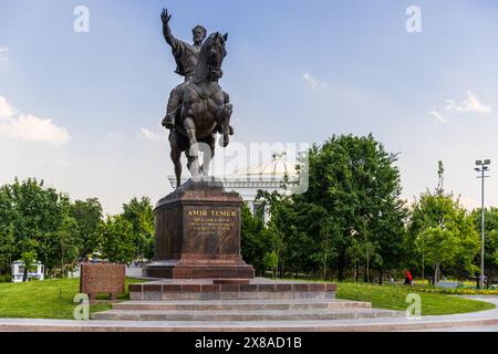 Statue des legendären Tamerlane Amir Temur zu Pferd in Taschkent, Usbekistan. Stockfoto