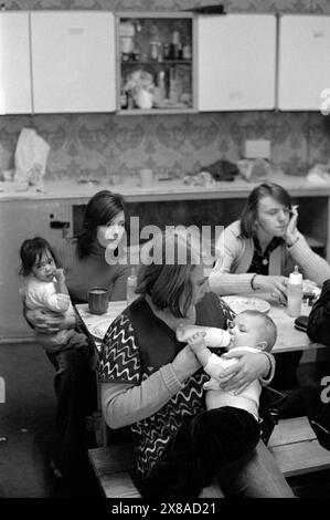 Chiswick Frauenhilfe. Jo Polaine, die Hausmutter, füttert ein Baby für eine der Mütter. Richmond, London, England, ca. November 1975. HOMER SYKES AUS DEN 1970ER JAHREN. Stockfoto