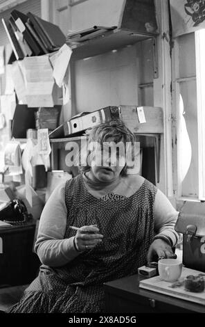 Chiswick Women's Aid, Erin Pizzey, in ihrem Büro im ehemaligen Palm Court Hotel, Richmond, London, um November 1975. 1970S UK HOMER SYKES Stockfoto