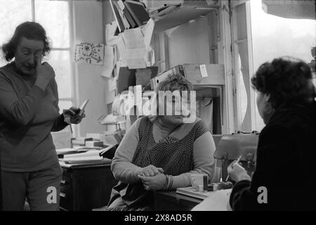 Chiswick Women's Aid, Erin Pizzey, in ihrem Büro im ehemaligen Palm Court Hotel, Richmond, London, um November 1975. 1970S UK HOMER SYKES Stockfoto