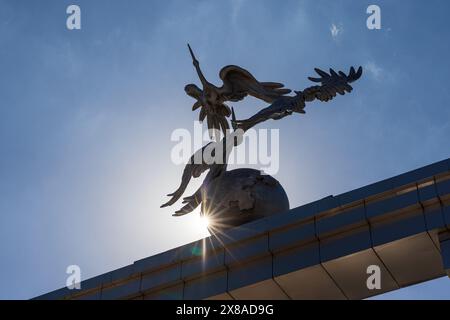 Störche fliegen über den Globus im Ezgulik-Bogen der guten und edlen Aspirationen am Unabhängigkeitsplatz in Taschkent, Usbekistan Stockfoto