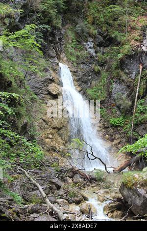 Wunderschöne fließende Wasserfälle der Schleifmühlenklamm Stockfoto