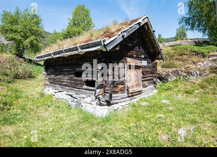 Das Nordfjord Museum of Cultural History bietet einen Einblick in die Geschichte der Region. Das Freilichtmuseum verfügt über 44 historische Gebäude. Stockfoto