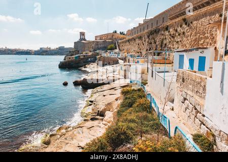 Der felsige Küstenweg rund um St. Elmo Fort in Valletta, Malta, an einem sonnigen Tag Stockfoto