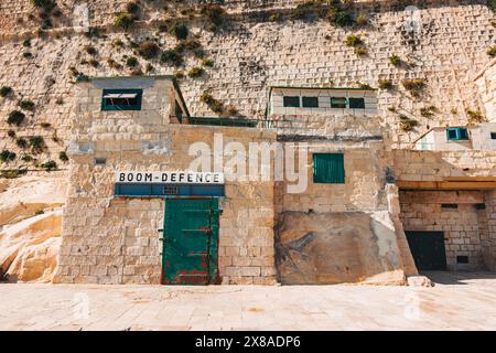 Eine Hütte mit dem Titel „Boom Defence“ auf dem Küstenweg um St. Elmo Fort in Valletta, Malta, an einem sonnigen Tag Stockfoto