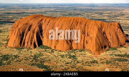 Luftaufnahme des Uluru (Aires Rock), Uluṟu-Kata Tjuṯa Nationalpark, Northern Territory, Australien Stockfoto