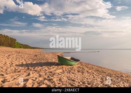 Ostsee Sandstrand mit Fischerboot am Ufer in Saulkrasti, Lettland Stockfoto