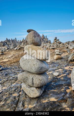 Naturlandschaft aus Steinen an einem Strand zwischen Cairns und Port Douglas im Frühling, Australien, Ozeanien Stockfoto