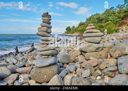 Naturlandschaft aus Steinen an einem Strand zwischen Cairns und Port Douglas im Frühling, Australien, Ozeanien Stockfoto