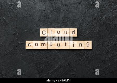 Cloud Computing Wort auf Holzblock geschrieben. Cloud Computing Text auf Zementtisch für Ihr Design, Konzept. Stockfoto