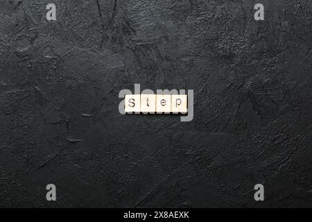 Schritt Wort auf Holz Baustein geschrieben. Schritt text auf Tisch, Konzept. Stockfoto