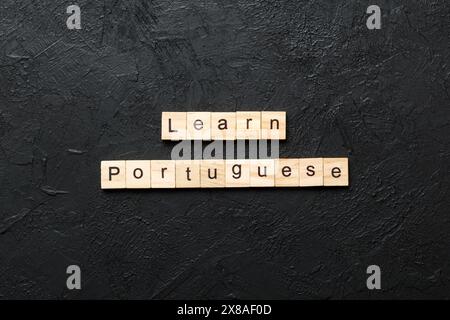 Portugiesische Wort auf Holz Baustein geschrieben lernen. Lernen Sie Portugiesisch text auf Tisch, Konzept. Stockfoto