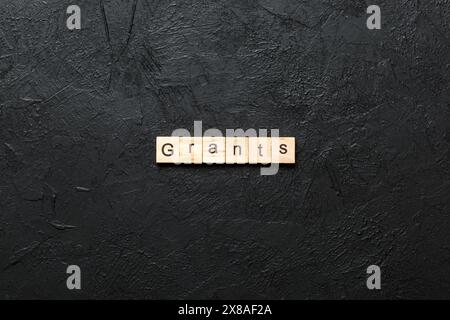 Erteilt Wort auf Holzblock geschrieben. Erteilt Text auf Tabelle, Konzept. Stockfoto