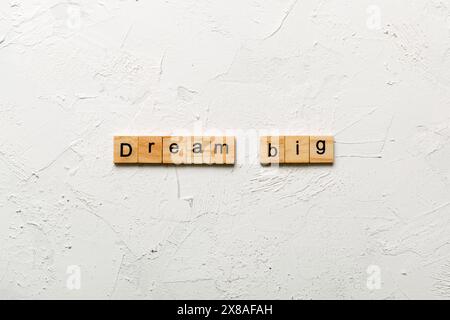 Traum großes Wort auf Holzblock geschrieben. Traum großen Text auf Zement Tisch für Ihre Desing, Top View Konzept. Stockfoto