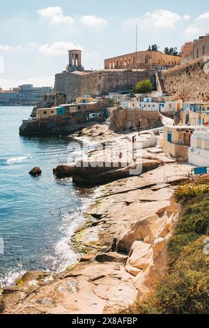 Der felsige Küstenweg rund um St. Elmo Fort in Valletta, Malta, an einem sonnigen Tag Stockfoto