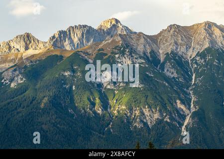 Wunderschöne Berglandschaft Sonnenuntergang. Malerischer Blick auf einen farbenfrohen Himmel über den Bergen. Stockfoto