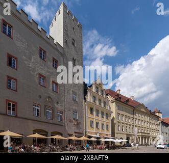 Ehemaliges Patrizierschloss mit Turm, rechts Thon-Dittmer-Palais, Haidplatz, Regensburg, Oberpfalz, Bayern, Deutschland, Europa Stockfoto