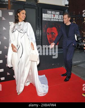 Zawe Ashton und Tom Hiddleston bei der Presseveranstaltung „Romeo and Juliet“, Duke of York's Theatre, St. Martin's Lane, am Donnerstag, den 23. Mai 2024 in London, England, Großbritannien. CAP/CAN ©CAN/Capital Pictures Stockfoto