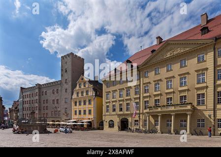 Das Thon-Dittmer-Palais und Justitiabrunnen hinter dem ehemaligen Patrizierschloss mit seinem Turm, Haidplatz, Regensburg, Oberpfalz, Bayern, Germa Stockfoto