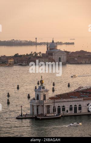 Punta della Dogana und Kirche Chiesa del Santissimo Redentore auf der Insel Guidecca bei Sonnenuntergang, Guidecca Kanal, Blick vom Glockenturm Campanile Stockfoto