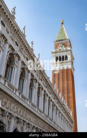 Arkaden auf dem Markusplatz und Campanile, Venedig, Venetien, Italien, Europa Stockfoto