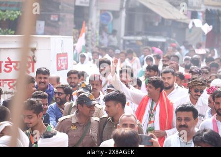 Prayagraj, Uttar Pradesh, Indien. Mai 2024. Der 52-Lok Sabha-Kandidat Ujjwal Raman Singh, der am letzten Tag des Wahlkampfes in der Altstadt von Prayagraj PR-Arbeiten durchführte. Die Abstimmung findet in Prayagraj statt. Für die Schlacht von 2024 sind zwei Nachkommen des Kongresses Ujjwal Raman Singh und Neeraj Tripathi der Bharatiya Janata Party (BJP) die Hauptkonkurrenten. Ujjwal ist der Sohn des ehemaligen Allahabad LS-Mitglieds Rewati Raman Singh und Neerajs Vater war ehemaliger Sprecher der UP Assembly und ehemaliger Gouverneur von Westbengalen Keshari Nath Tripathi. Der Sitz wird traditionell von Mitgliedern der gehalten Stockfoto