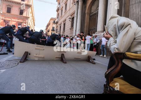 Palermo, Italien. Mai 2024. Flash Mob unserer Gewalt gegen die Gewalt der Regierung von Giorgia Meloni. (Foto: Antonio Melita/Pacific Press) Credit: Pacific Press Media Production Corp./Alamy Live News Stockfoto