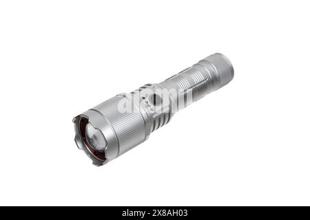 Moderne LED-Taschenlampe aus Metall in silberfarbener Farbe. Tragbare Taschenlampe isoliert auf weißem Hintergrund. Stockfoto