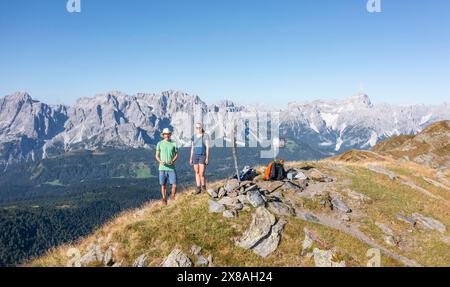 Wanderer auf dem Karnischen Höhenweg, dem Karnischen Hauptkamm, den Karnischen Alpen, Kärnten, Österreich, Europa Stockfoto