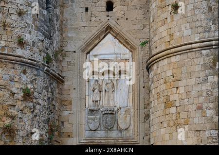 Stadtmauer, Thalassini Tor, detaillierte Ansicht einer mittelalterlichen Festung mit Steinreliefs und Skulpturen zwischen massiven Steinmauern, Altstadt von Rhodos, Rhodos Stockfoto