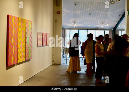 Gäste bei der Eröffnung der Ausstellung von Gemälden der Künstlerin Mari Rantanen am 17. Mai 2024 im Salo Art Museum, Salo, Finnland. Stockfoto