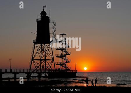 Sonnenuntergang, Leuchtturm Obereversand, Silhouetten, Menschen, Nordsee, Dorum-Neufeld, Wurster Land, Niedersachsen, Deutschland, Europa Stockfoto