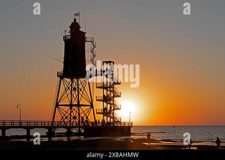 Sonnenuntergang, Leuchtturm Obereversand, Silhouetten, Menschen, Nordsee, Dorum-Neufeld, Wurster Land, Niedersachsen, Deutschland, Europa Stockfoto