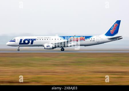 Wien, Österreich - 2. März 2024: LOT Polish Airlines Embraer ERJ 195 Sonderlackierung Passagierflugzeug am Flughafen. Luftfahrt und Luftfahrt. Luftverkehr A Stockfoto