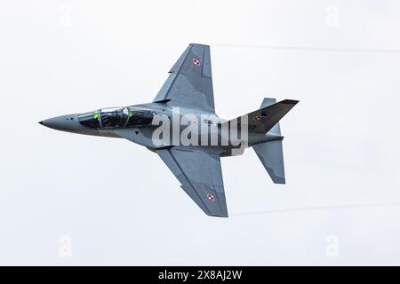 Radom, Polen - 24. August 2023: Polnische Luftwaffe Leonardo M-346 Master Bielik Trainer Jet Flugzeug fliegen. Luftfahrt- und Militärflugzeuge. Stockfoto