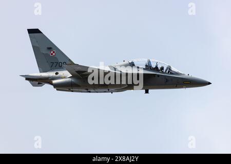 Radom, Polen - 24. August 2023: Polnische Luftwaffe Leonardo M-346 Master Bielik Trainer Jet Flugzeug fliegen. Luftfahrt- und Militärflugzeuge. Stockfoto