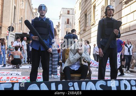 Palermo, Italien. Mai 2024. Flash Mob unserer Gewalt gegen die Gewalt der Regierung von Giorgia Meloni. (Kreditbild: © Antonio Melita/Pacific Press via ZUMA Press Wire) NUR REDAKTIONELLE VERWENDUNG! Nicht für kommerzielle ZWECKE! Stockfoto