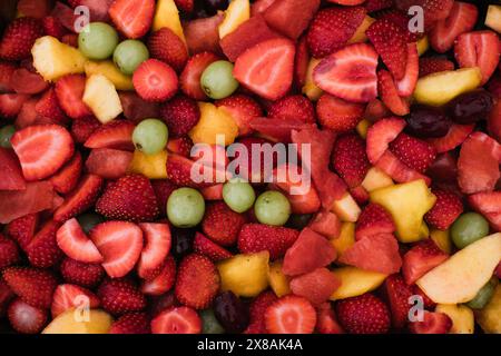 Lebendige Mischung aus frischem Obst, einschließlich Erdbeeren, Trauben und Melonen Stockfoto