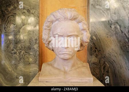 Semperoper, Dresden, Sachsen, Deutschland, Europa, Marmorbüste von Beethoven auf einem Sockel, detaillierte Skulptur mit künstlerischen Feinheiten, Europa Stockfoto