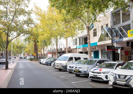 Stadtzentrum von Tamworth, Geschäfte und Geschäfte mit geparkten Autos entlang der Peel Street, New South Wales, Australien, 2024 Stockfoto