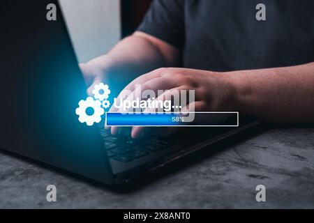 Frau, die Laptop-Software aktualisiert. Systemtechniker und Programmierung. Software-Apps-Entwickler. Anwendungen herunterladen. Stockfoto