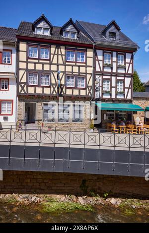 Historische Fachwerkhäuser in der Fußgängerzone der Altstadt von Bad Münstereifel, Eifel, Euskirchen, Nordrhein-Westfalen, G Stockfoto