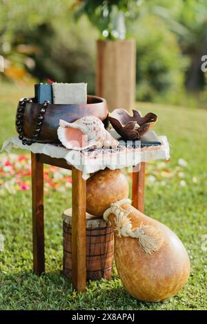 Hawaiianische Hochzeitszeremonie traditionelle Ausstellung mit Shell und lei Stockfoto