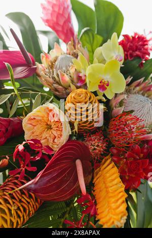 Tropische farbenfrohe Blumendekoration mit Protea, Orchideen und mehr Stockfoto