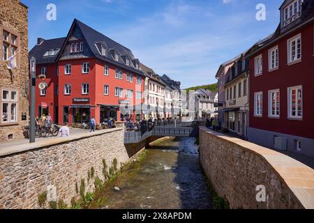 Stadtzentrum mit Erft und Fußgängerzone Bad Münstereifel, Eifel, Euskirchen, Nordrhein-Westfalen, Deutschland, Europa Stockfoto