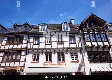 Bibliothek und Friseur in der Marktstraße in Bad Münstereifel, Eifel, Landkreis Euskirchen, Nordrhein-Westfalen, Deutschland, Europa Stockfoto